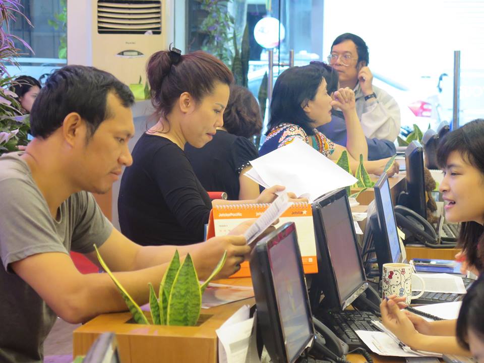 Không khí tấp nập mua tour ngay trong ngày đầu mở bán tour giá gốc